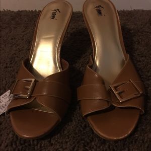 Slide with heel and top buckle.